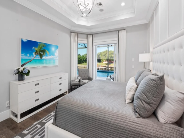 Discover Luxurious Waterfront Retreats - Unmatched Bay Views